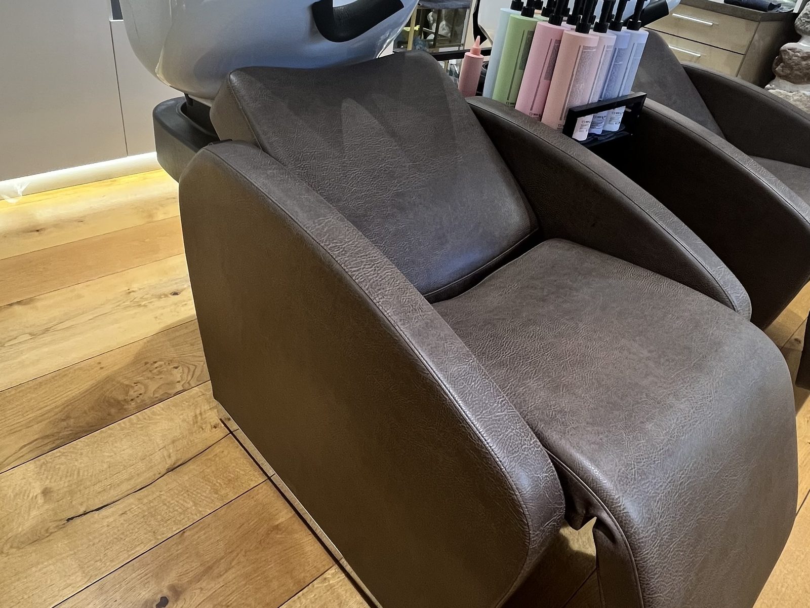 Wash lounger at HAIRLODGE Stanglwirt with a white basin and care products in the background.